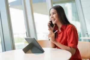Salesperson confidently asking a prospect a question during a cold call